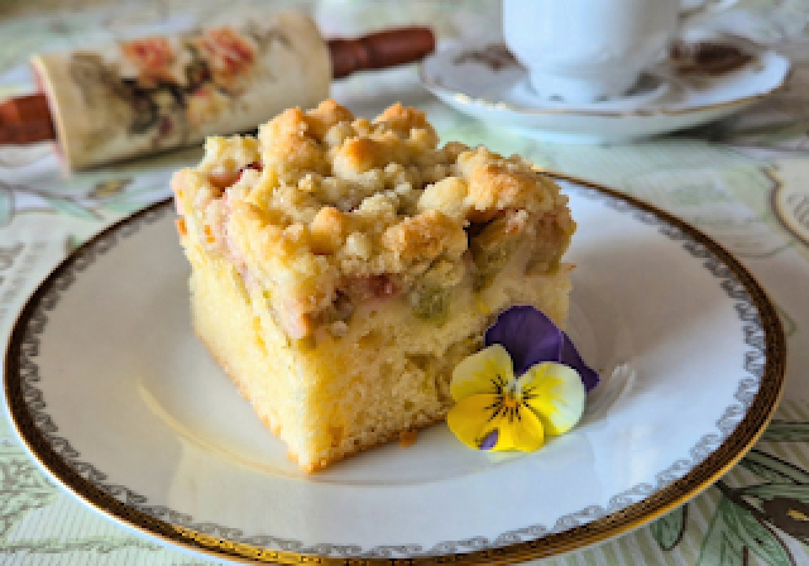 Ciasto ucierane z rabarbarem i kruszonką