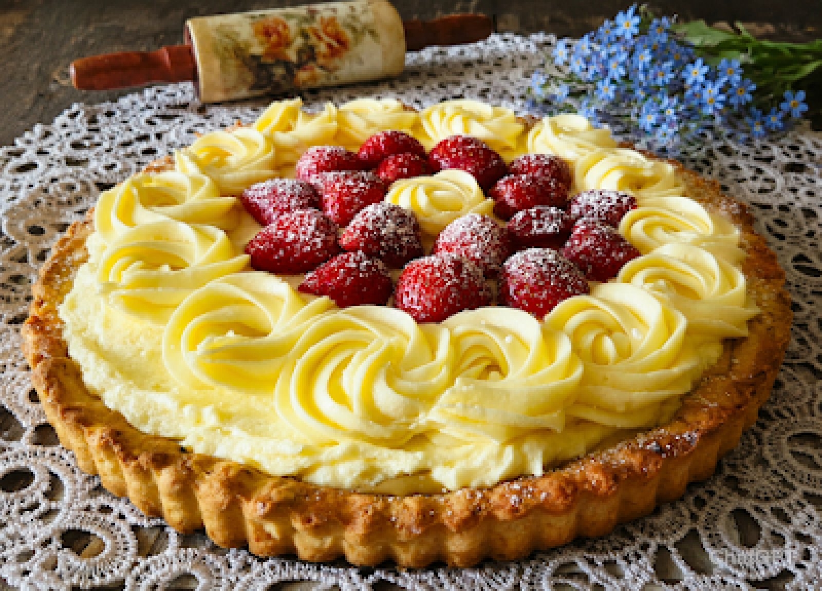 Tarta z kremem budyniowym i truskawkami