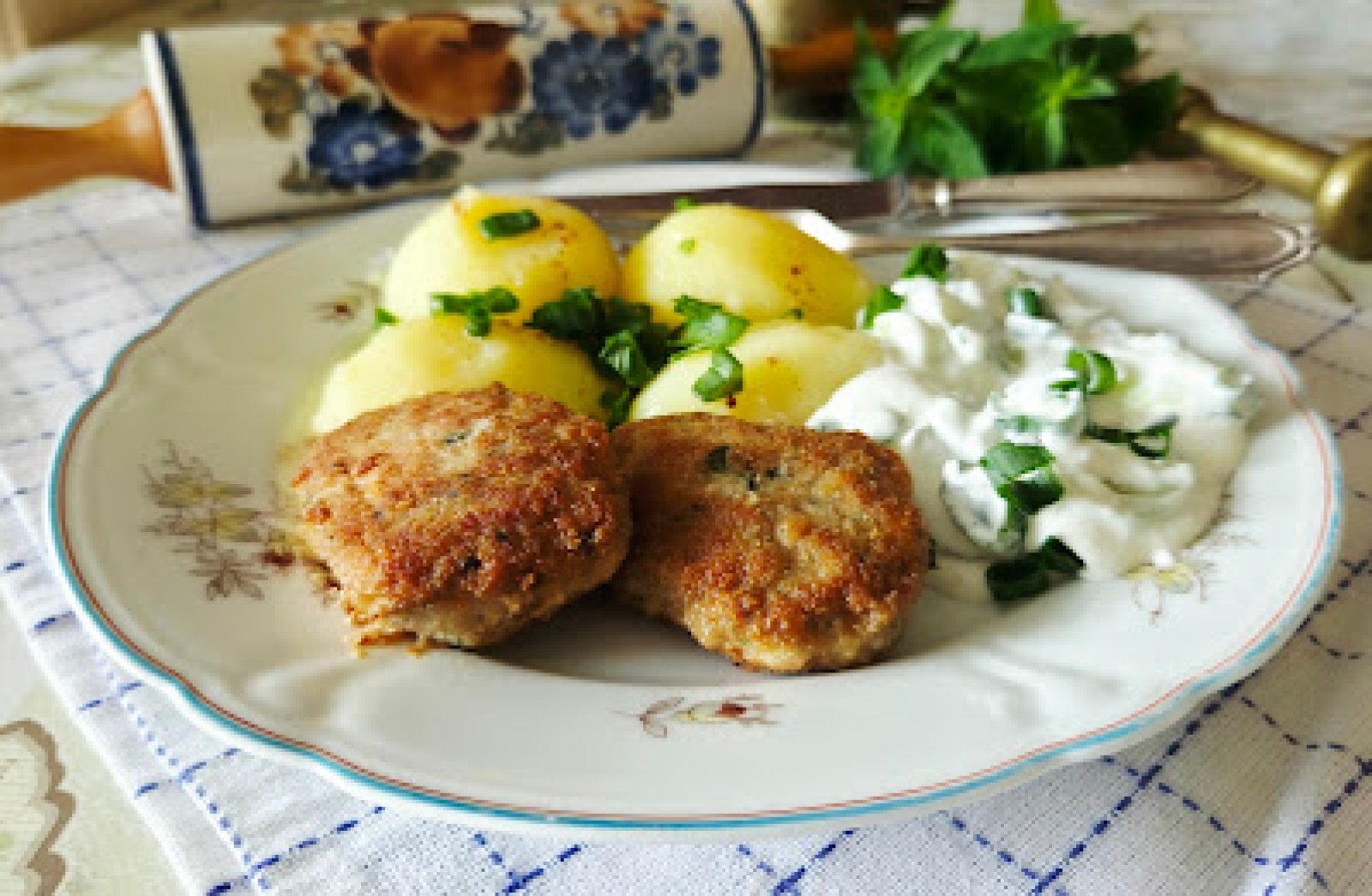 Kotlety mielone z łopatki wieprzowej z lubczykiem