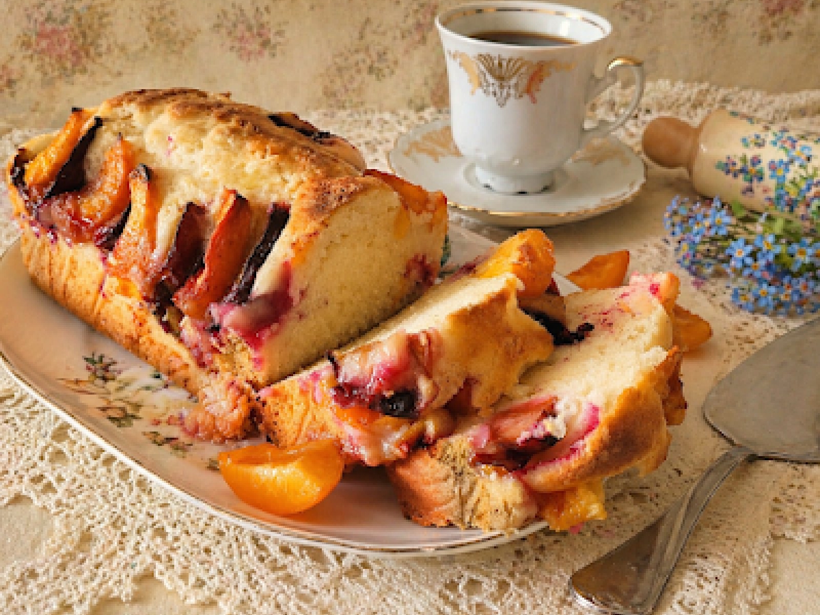 Babka jogurtowa z morelami i śliwkami