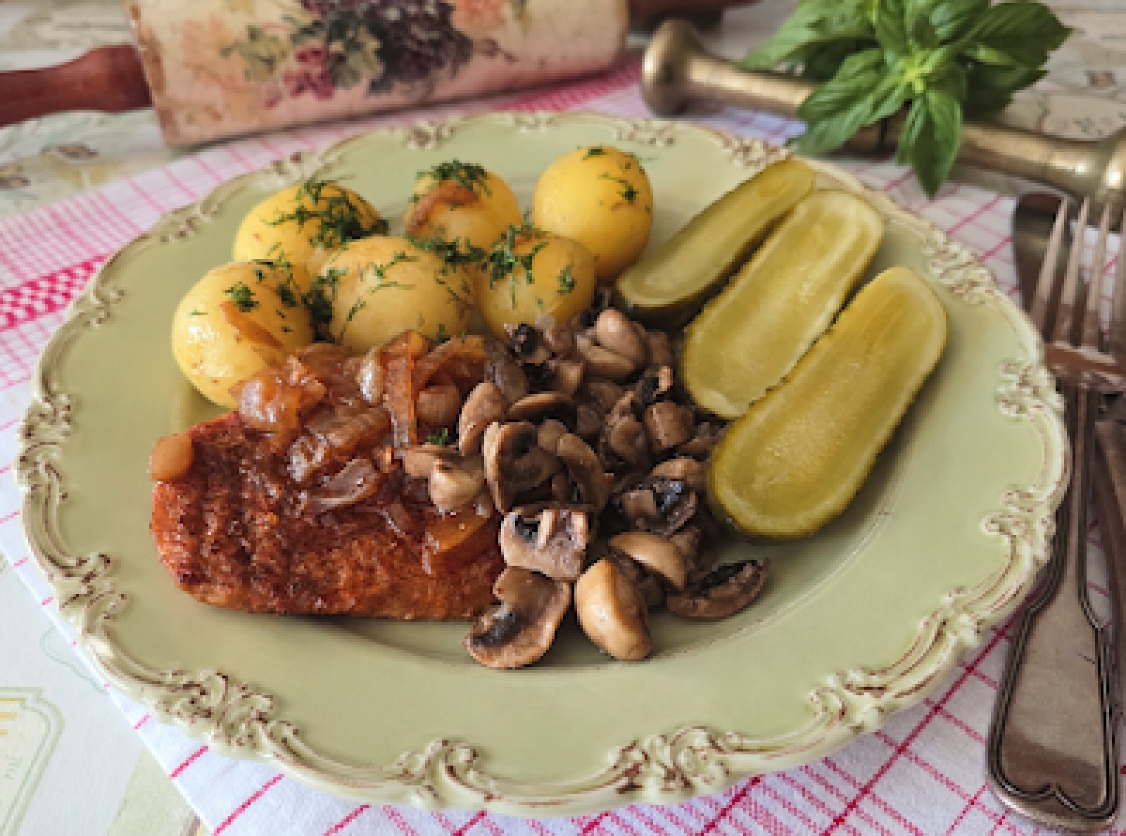 Schabowy bez panierki z cebulą i pieczarkami