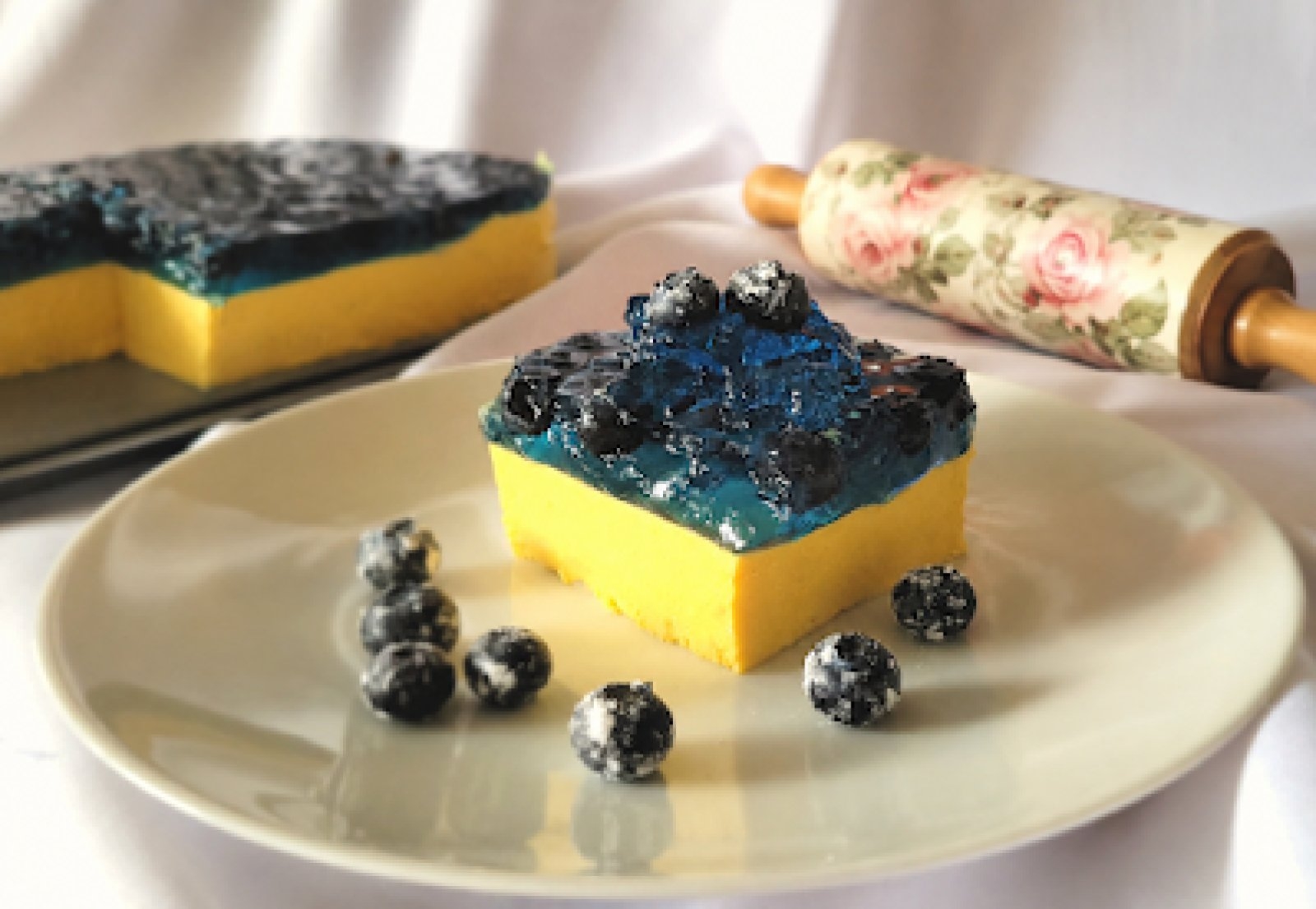 Sernik mango z borówkami