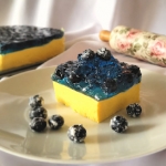 Sernik mango z borówkami