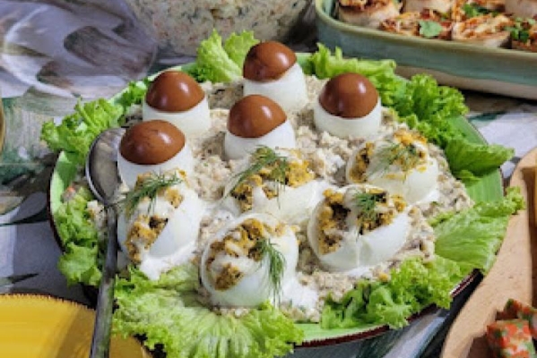 Jajka a la borowiki w sosie tatarskim.