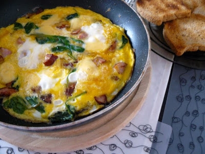 Fritatta z chorizo i szpinakiem