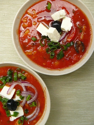 Zupa pomidorowa na zimno z dodatkiem ogórka, oliwek i sera feta