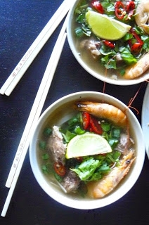 Wietnamska zupa pho na żeberkach z krewetkami