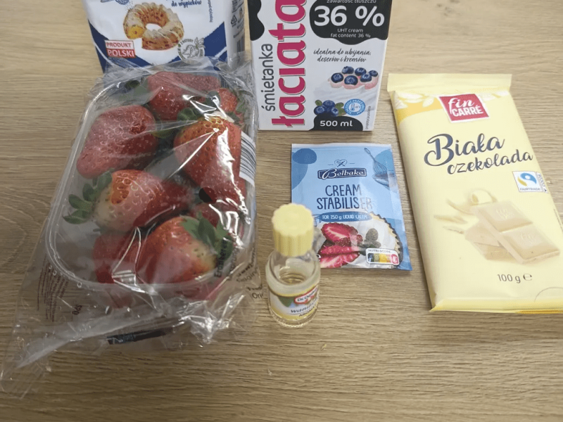 Mus z bialej czekolady z truskawkami