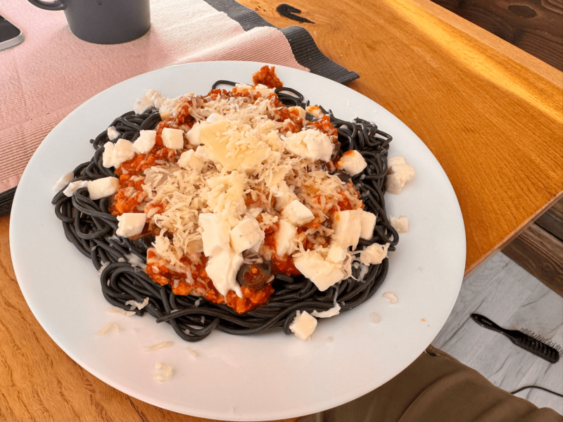 Przepis na czarne spaghetti z mozarellą i parmezanem