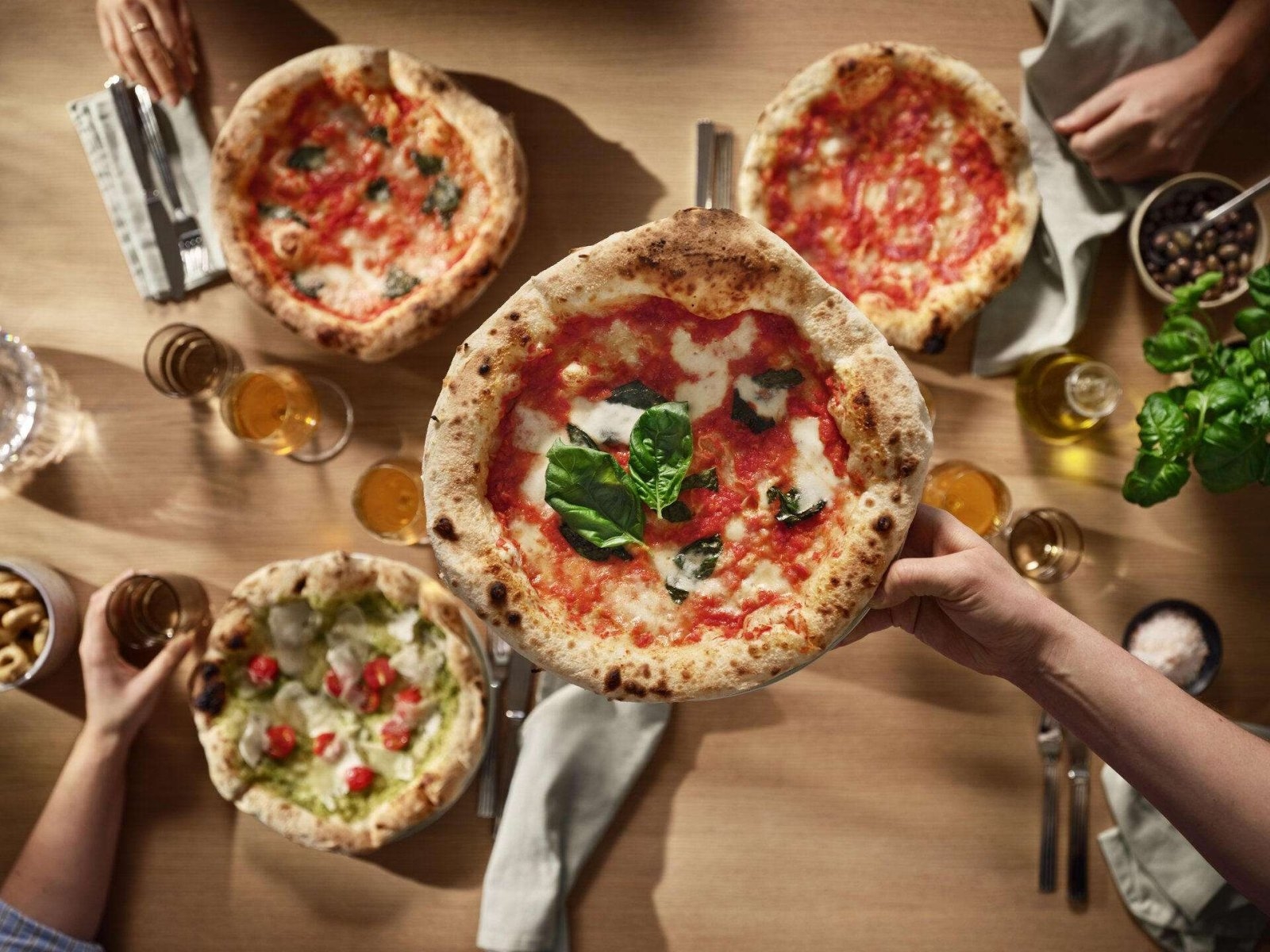 Jak wysoka temperatura pomaga przygotować włoską pizzę w domowym piekarniku