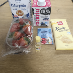 Mus z bialej czekolady z...