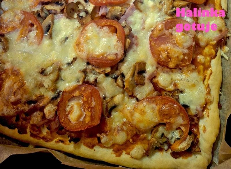 Domowa pizza z szynką – przepis na dużą blachę