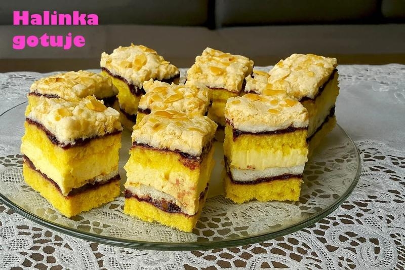 Pychotka z kremem śmietankowym i białą czekoladą – znika z blachy w mgnieniu oka