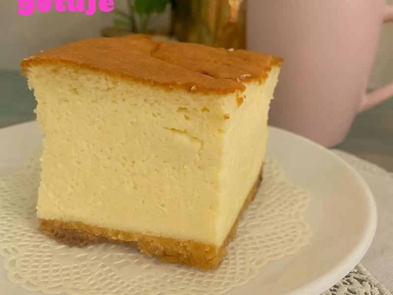 Sernik śmietankowy – domowy, puszysty i delikatny jak chmurka
