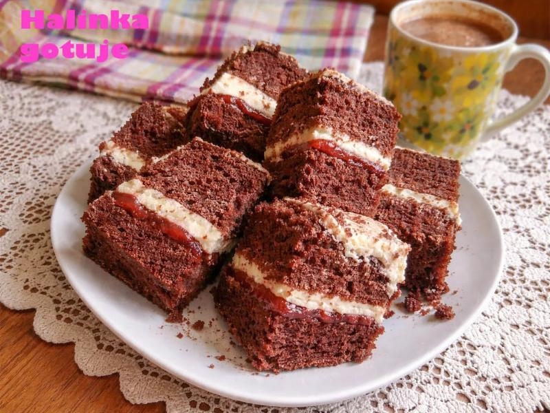 Murzynek z kremem śmietankowym – miękki, wilgotny i bardzo smaczny