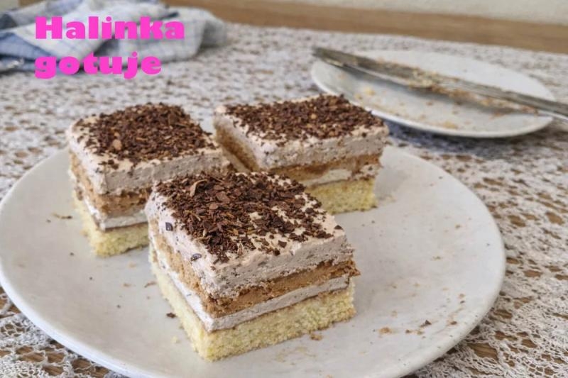 Kawowa kostka z kajmakiem – klasyczne warstwowe ciasto na biszkopcie