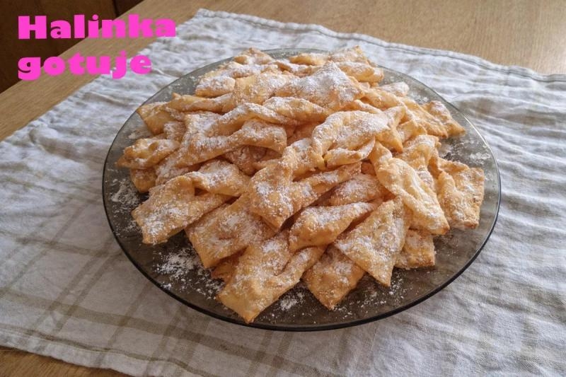 Domowe faworki na śmietanie – kruche jak trzeba