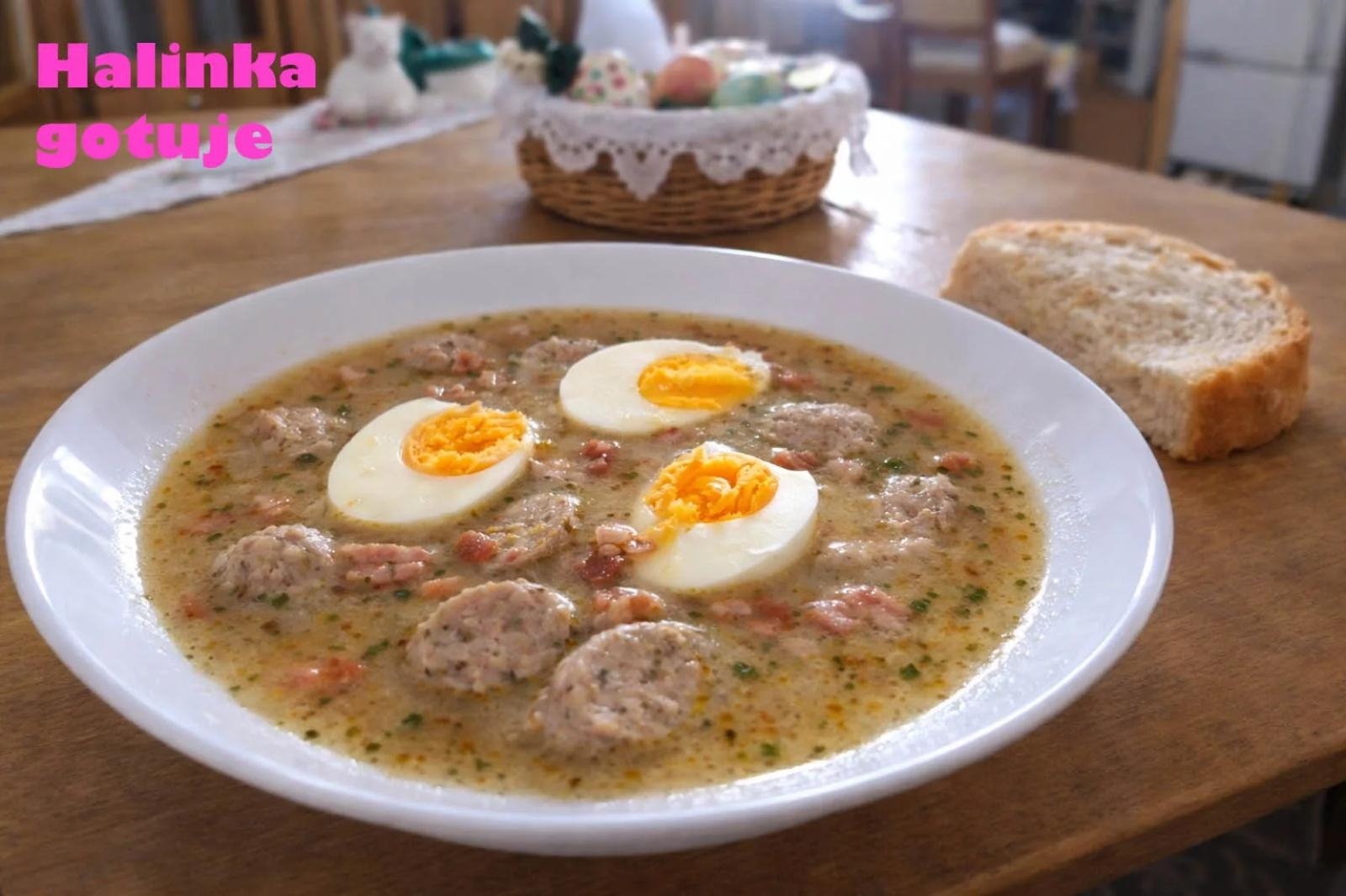Żurek z białą kiełbasą i jajkiem – domowy przepis, który stawiam na stole nie tylko od święta