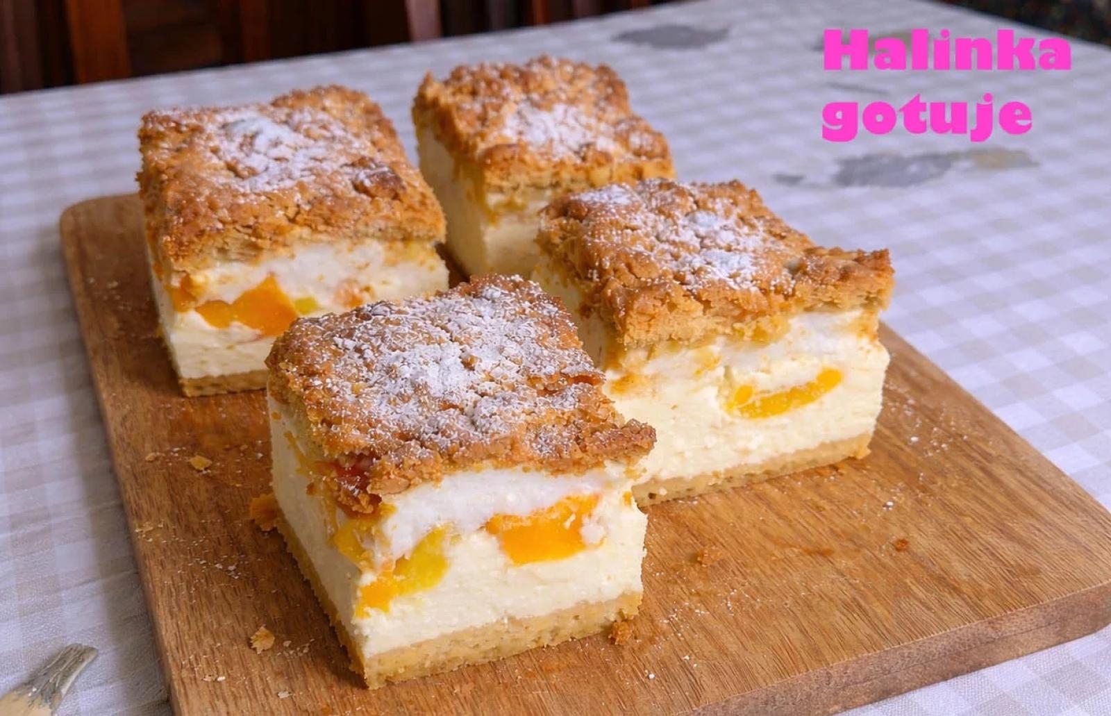 Sernik z brzoskwiniami – domowy przepis, który zawsze znika do ostatniego okruszka