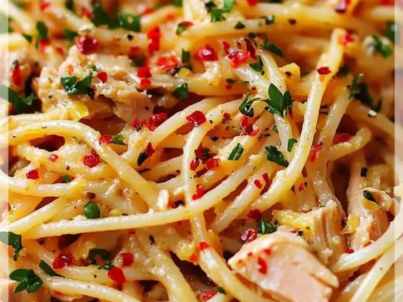 Spaghetti z Tuńczykiem Czosnkiem i Chili to pyszne danie