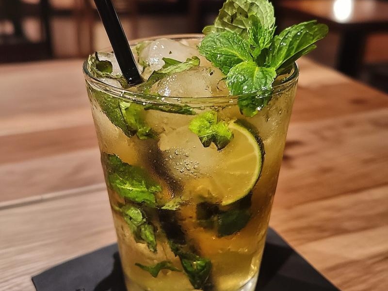 Orzeźwiające mojito z miętą i limonką