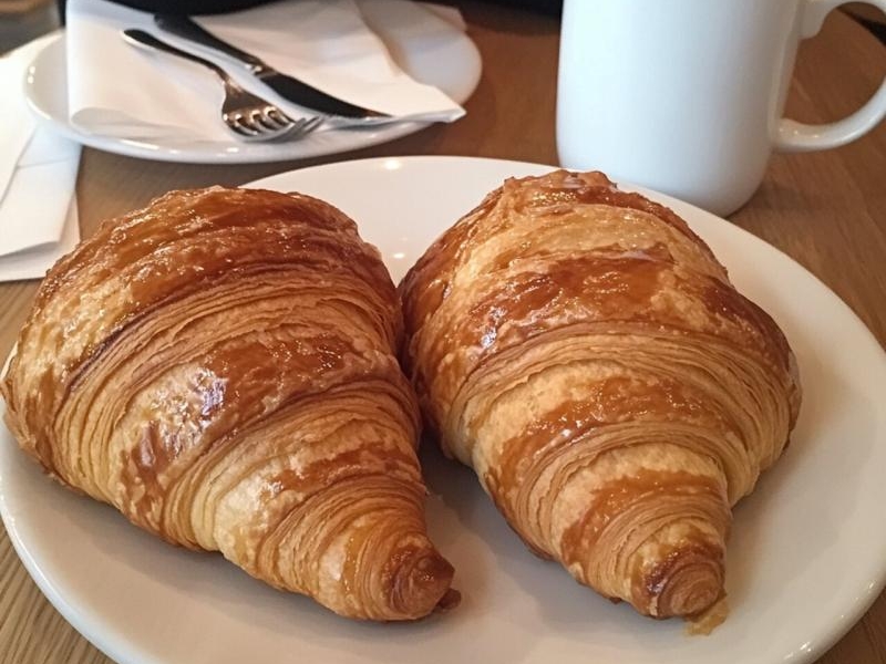 Francuskie croissanty – delikatne, warstwowe i pachnące masłem