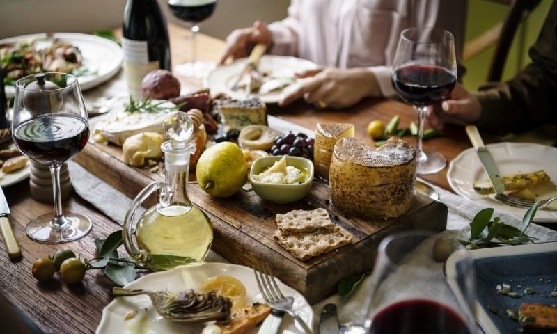 Kolacja bez gotowania – ser, wino i dodatki, które zrobią robotę