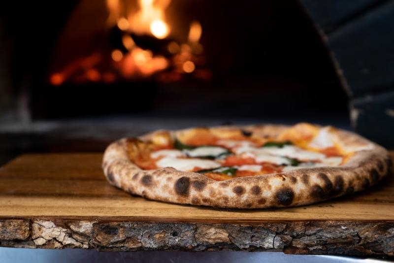 Sekrety idealnego ciasta na pizzę – cienkie, puszyste czy chrupiące?