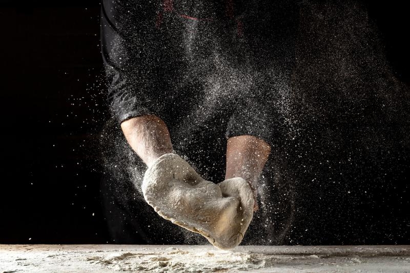 Pomysły na imprezowe przekąski z mąki do pizzy i sosu do pizzy