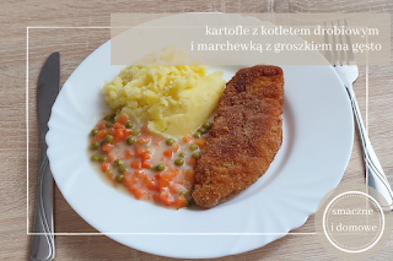 Tradycyjny śląski obiad Soczysty kotlet drobiowy, ziemniaki i marchewka z groszkiem na gęsto