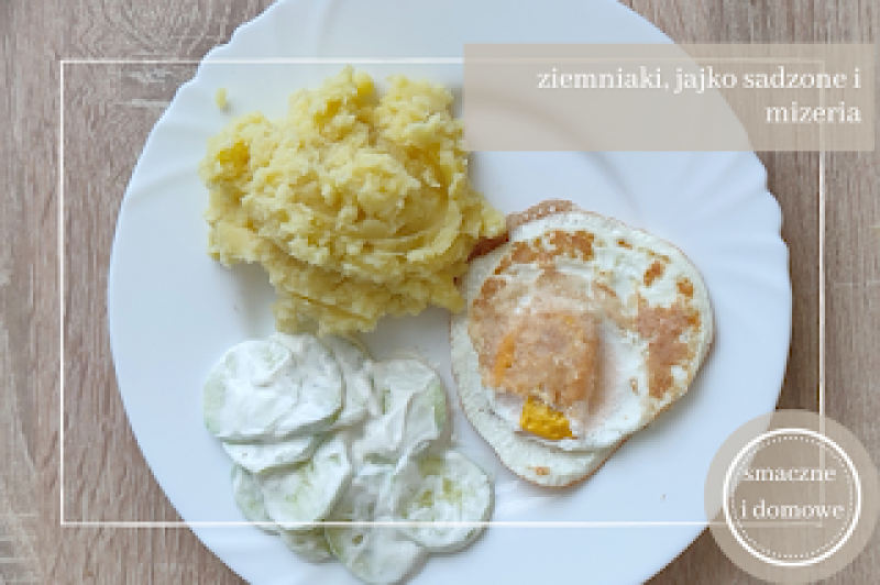 Szybki i tani obiad: Ziemniaki z jajkiem sadzonym i mizerią – przepis na klasykę, która zawsze smakuje