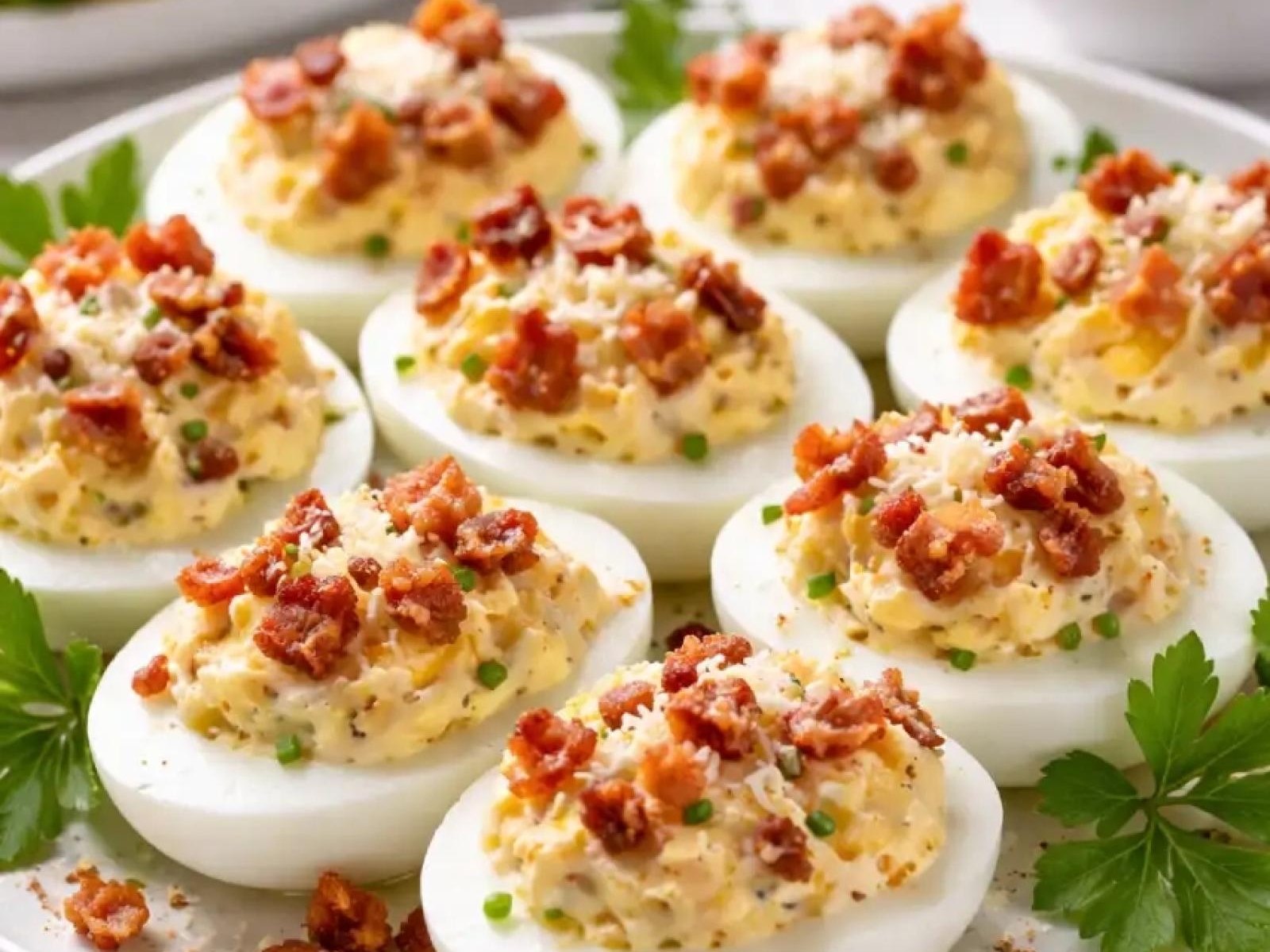 Jajka z chrzanem i majonezem z dodatkiem prażonego boczku