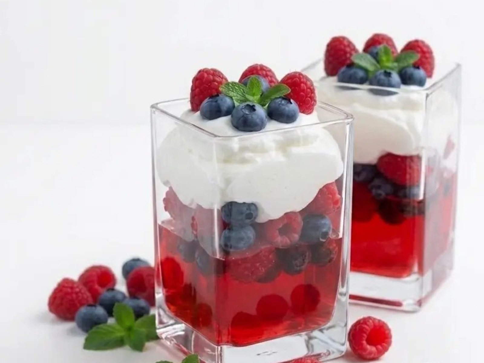 Szybkie mini deserki z galaretką, śmietanką i owocami – prosty deser z 3 składników