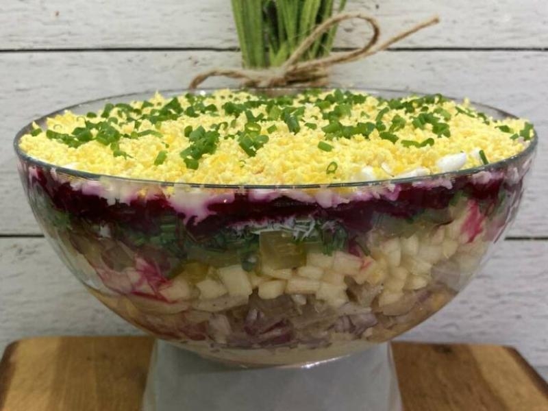 Sałatka warstwowa ze śledziem i buraczkami