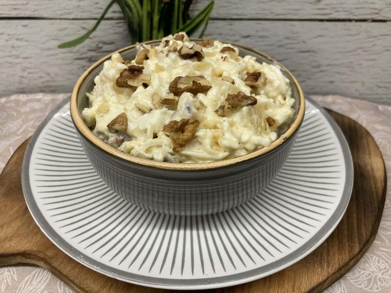 Sałatka z ananasem, żółtym serem i orzechami