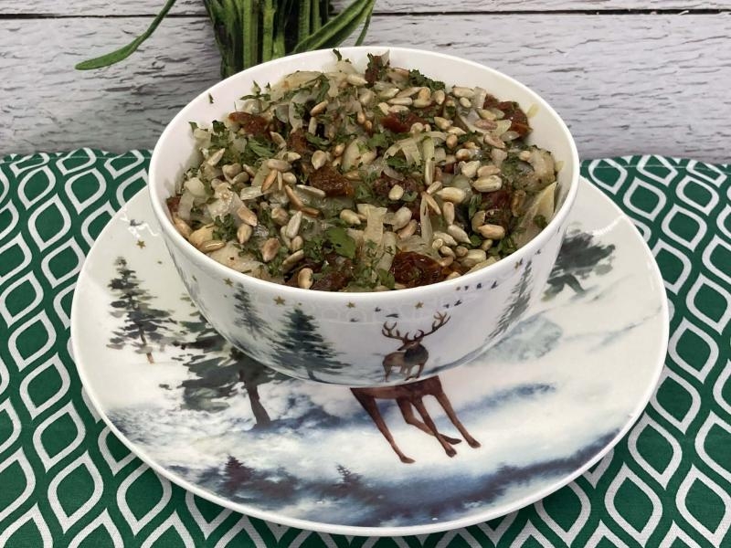 Sałatka śledziowa z suszonymi pomidorami i słonecznikiem