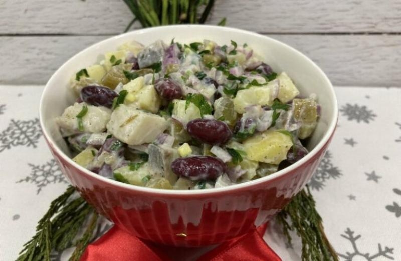 Sałatka śledziowa z fasolką czerwoną