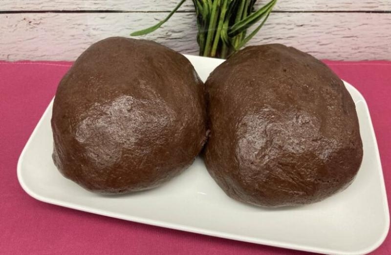 Ciemne ciasto pod ser