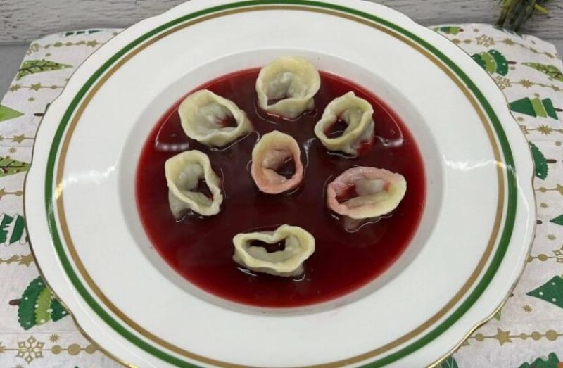 Barszcz czerwony z uszkami