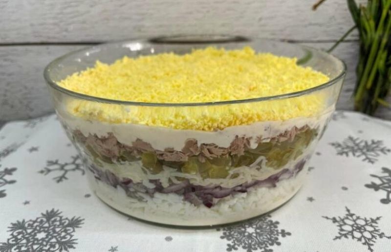 Sałatka warstwowa z tuńczykiem