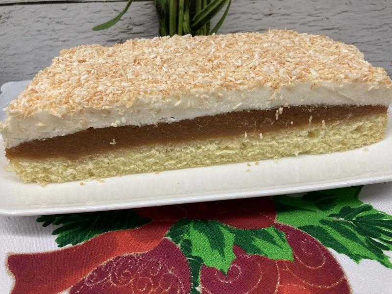 Jabłecznik z  budyniem i wiórkami kokosowymi