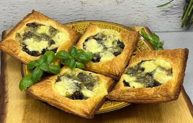 Ciasto francuskie z pieczarkami i mozzarellą