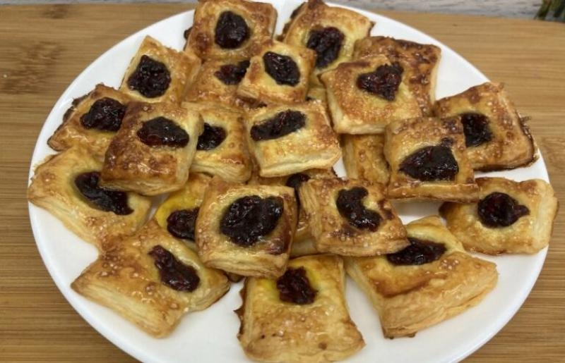 Błyskawiczne ciasteczka z ciasta  francuskiego z dżemem