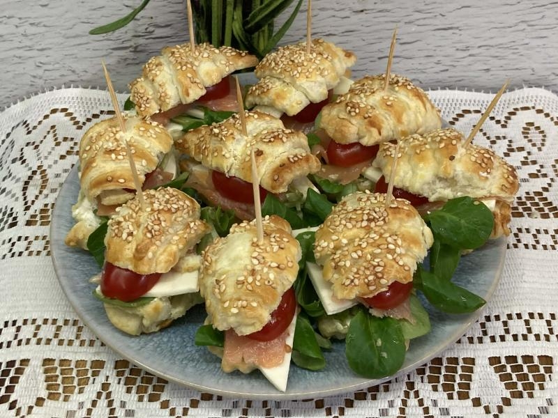 Mini rogaliki z ciasta francuskiego z łososiem i serkiem