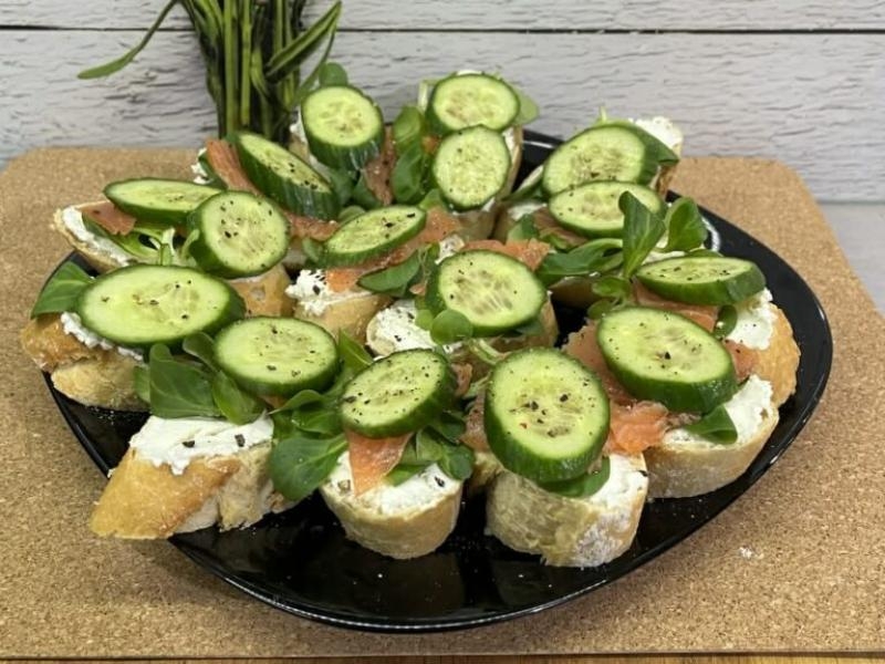 Mini kanapeczki z łososiem