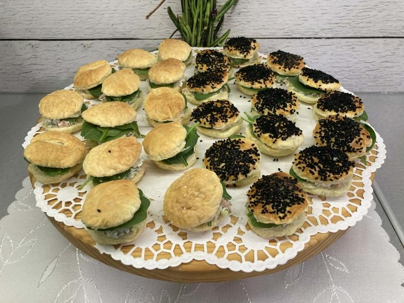 Mini kanapeczki z ciasta francuskiego