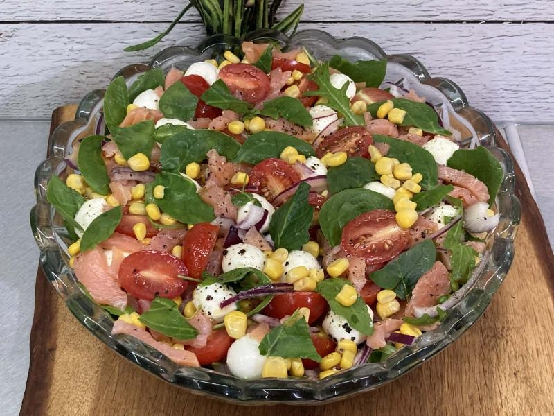 Szybka sałatka ze szpinakiem, łososiem i mozzarellą