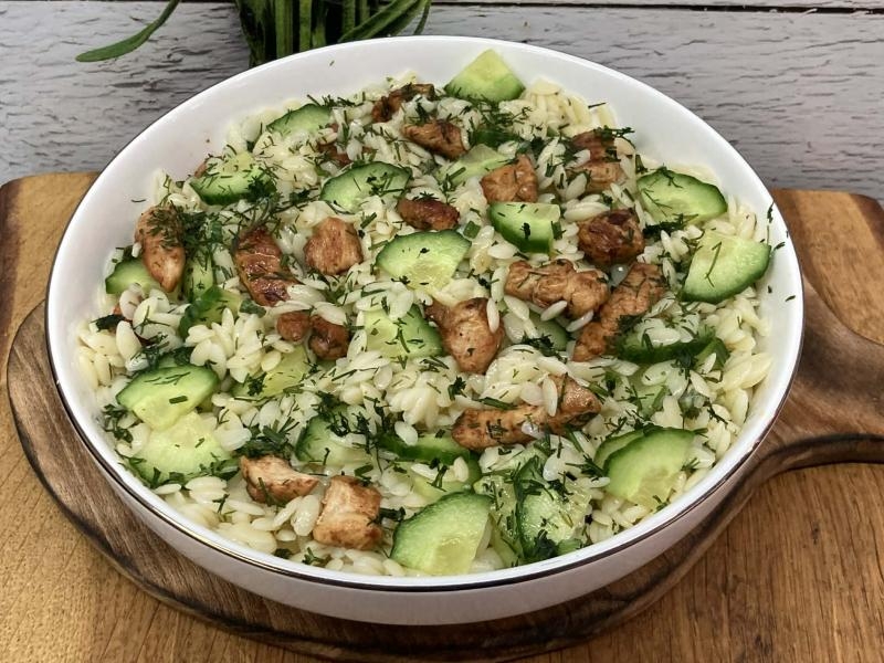 Szybka sałatka makaronowa z kurczakiem