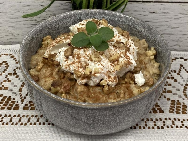 Owsianka z bananem, jabłkiem i orzechami