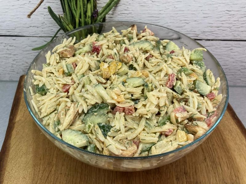 Sałatka makaronowa z kurczakiem i warzywami